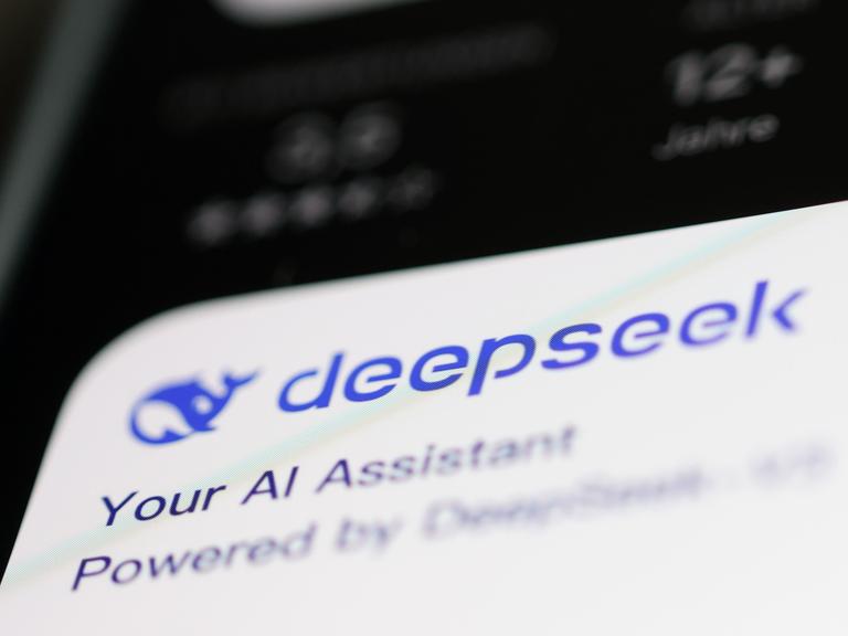 Deepseek-App im App Store auf einem Smartphone Display.