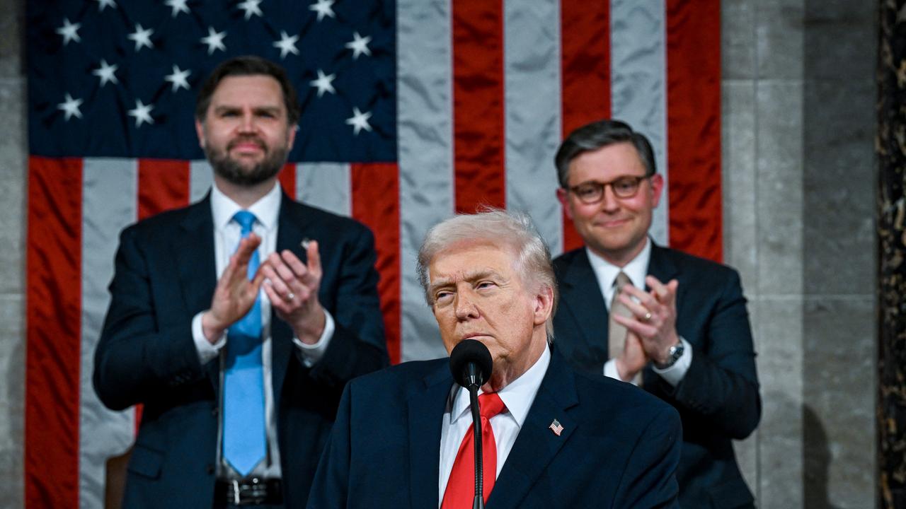 US-Präsident Donald Trump steht bei seiner Rede zur Lage der Nation am Rednerpul