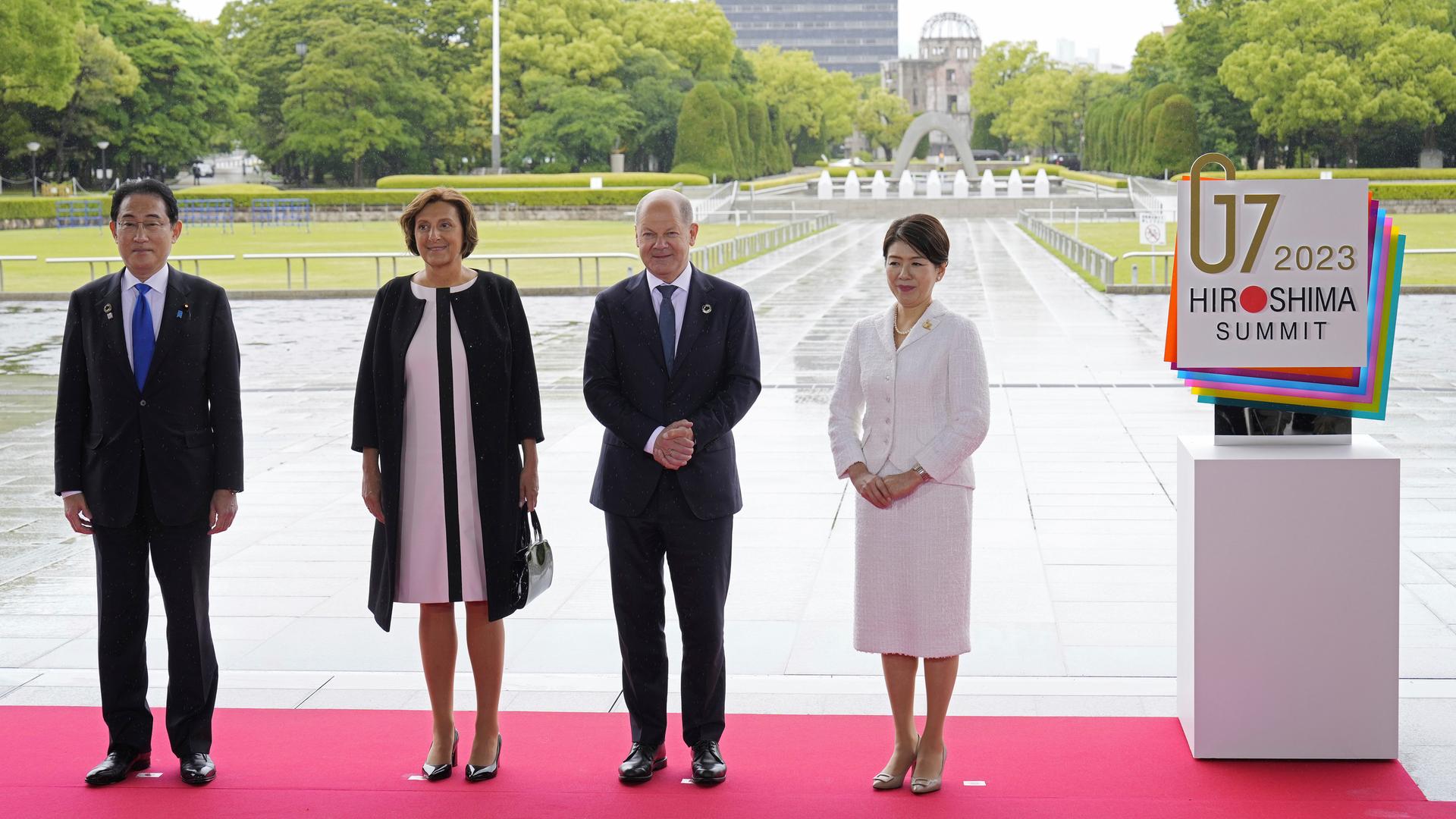 Fumio Kishida, Britta Ernst, Olaf Scholz und Yuko Kishida im Friedenspark in Hiroshima beim G7-Gipfel