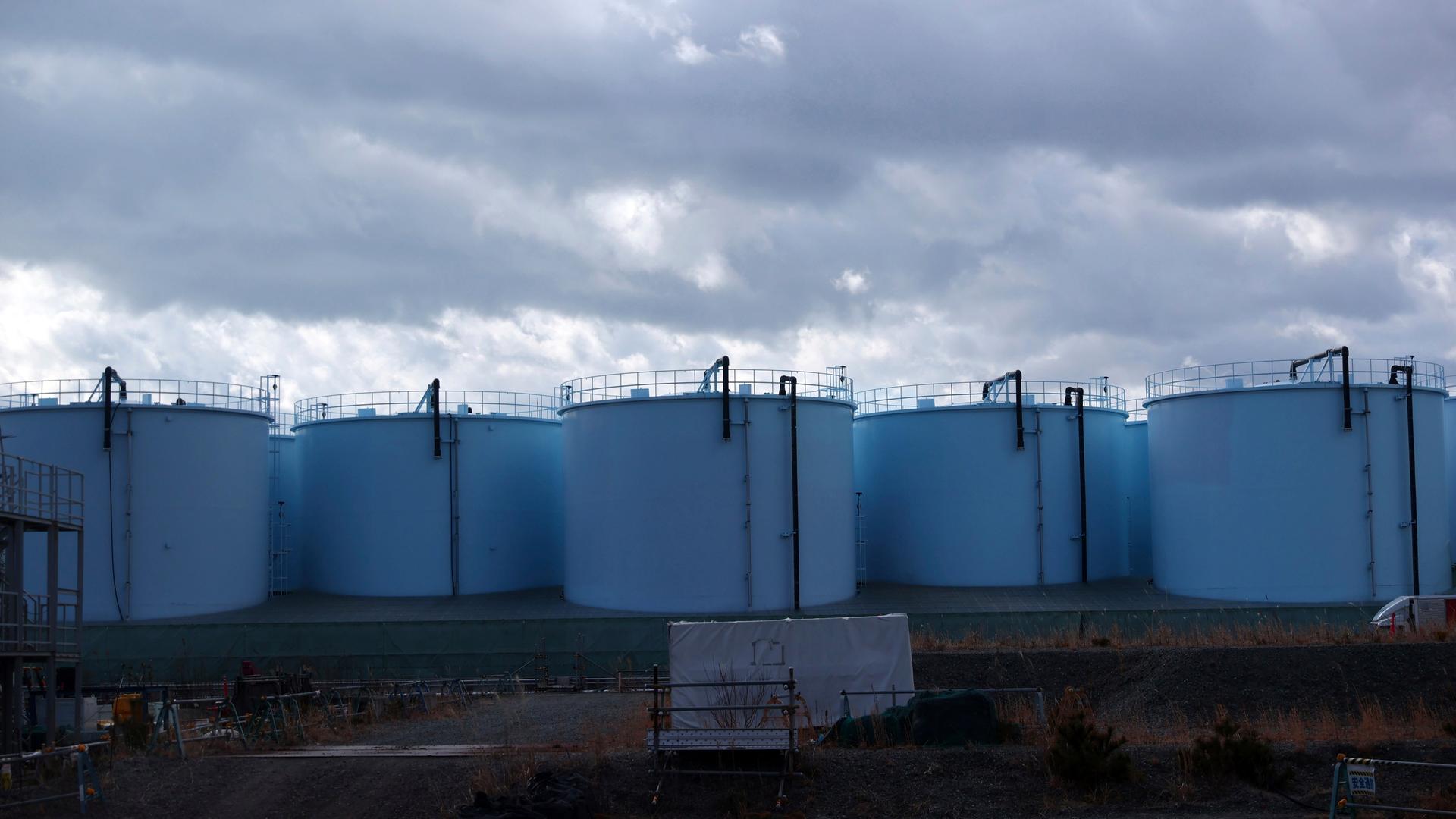Tanks mit aufbereitetem Wasser am Atomkraftwerk Fukushima 1