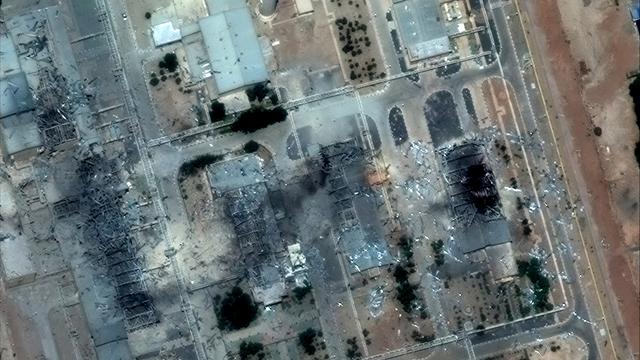 Ein von Maxar Technologies zur Verfügung gestelltes Satellitenbild zeigt eine Nahaufnahme der Atomanlage nahe der iranischen Stadt Isfahan nach den US-Angriffen am 22. Juni 2025.