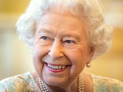 Queen Elizabeth II. lächelt und blickt zur Seite.