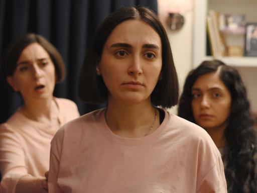 Eine Szene aus dem iranischen Film "Saat des Heiligen Feigenbaums" mit den drei Schauspielerinnen Soheila Golestani (links), Mahsa Rostami, and Setareh Maleki (rechts).