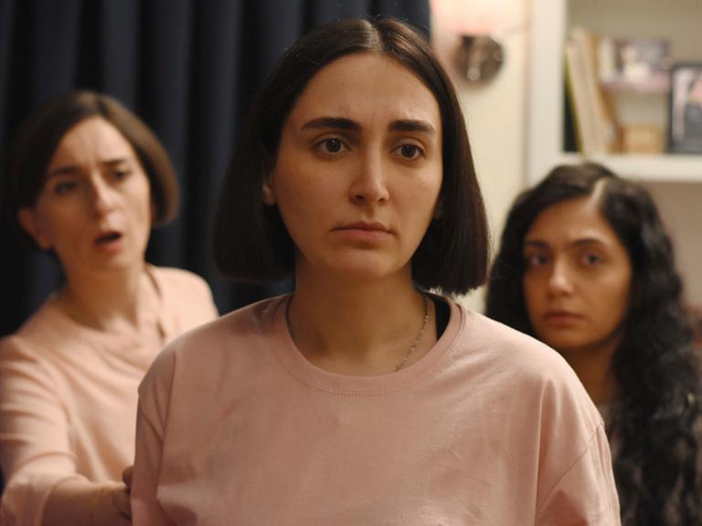 Eine Szene aus dem iranischen Film "Saat des Heiligen Feigenbaums" mit den drei Schauspielerinnen Soheila Golestani (links), Mahsa Rostami, and Setareh Maleki (rechts).