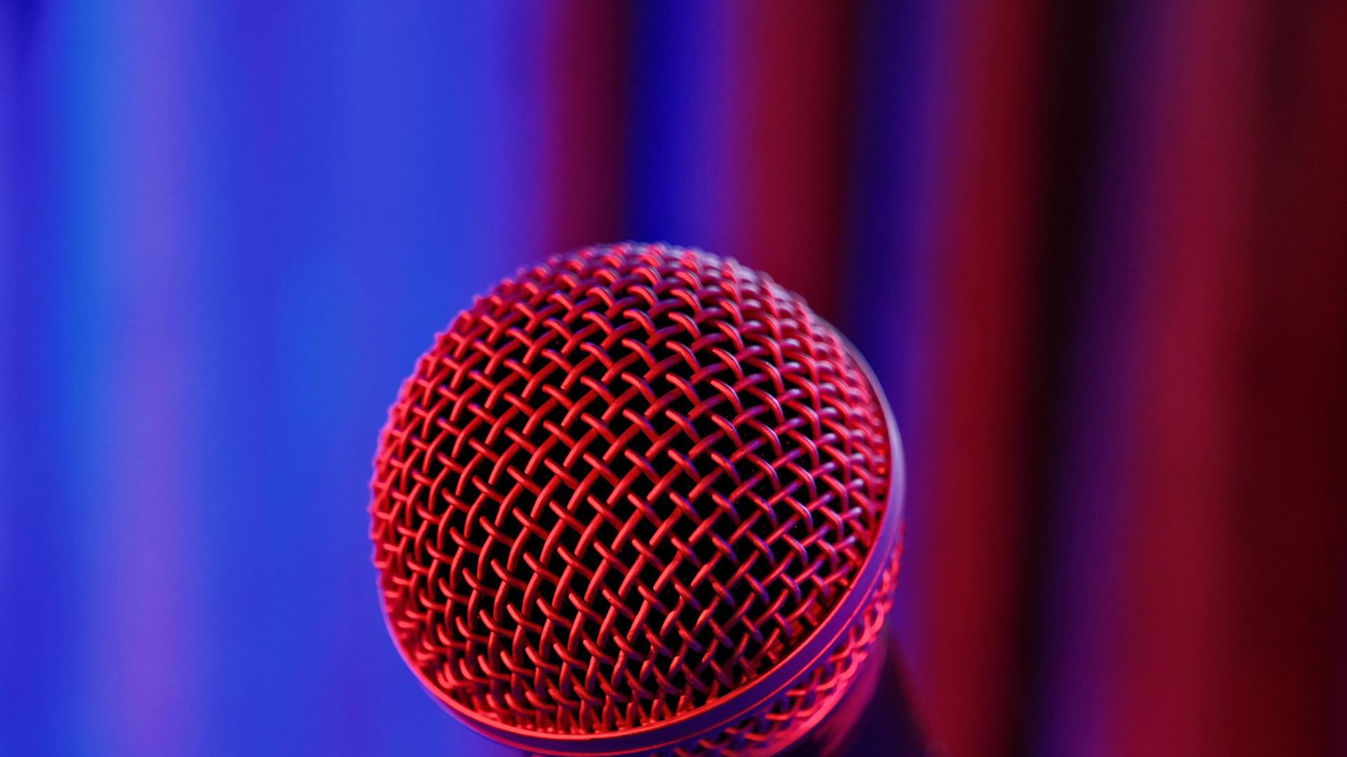 Ein Gesangsmikrofon in rot-blauem Licht