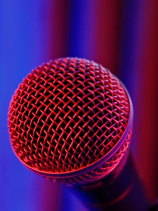 Ein Gesangsmikrofon in rot-blauem Licht