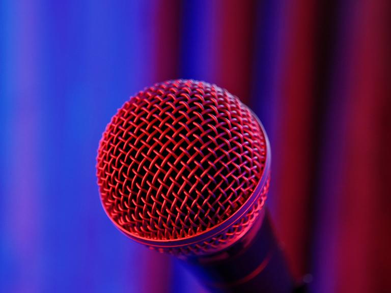 Ein Gesangsmikrofon in rot-blauem Licht