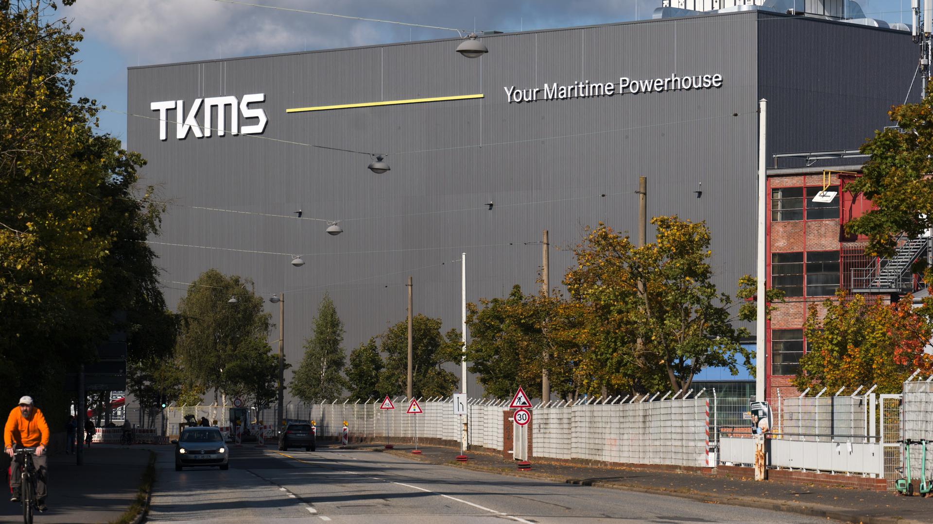 Ein Gebäude des Marineschiffbauers TKMS in Kiel