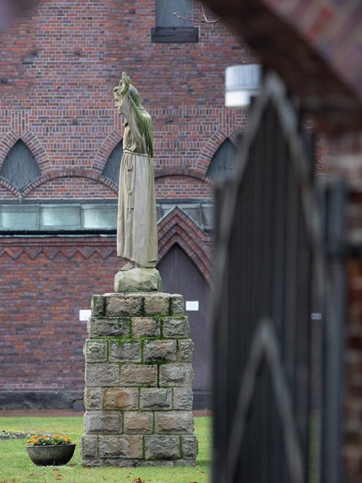 Blick durchs offene Tor auf eine Statue auf dem Gelände vom Thuiner Franziskanerinnen-Orden. Blick durchs offene Tor auf eine Statue auf dem Gelände vom Thuiner Franziskanerinnen-Orden.