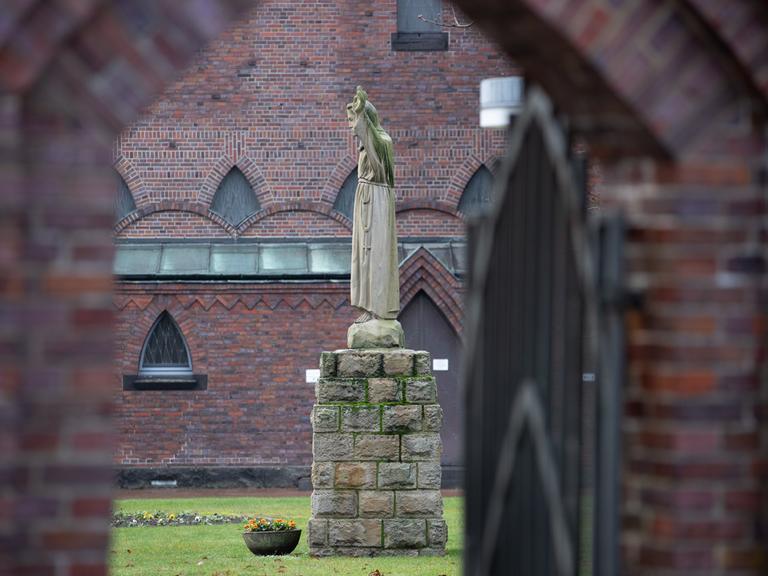 Blick durchs offene Tor auf eine Statue auf dem Gelände vom Thuiner Franziskanerinnen-Orden. Blick durchs offene Tor auf eine Statue auf dem Gelände vom Thuiner Franziskanerinnen-Orden.