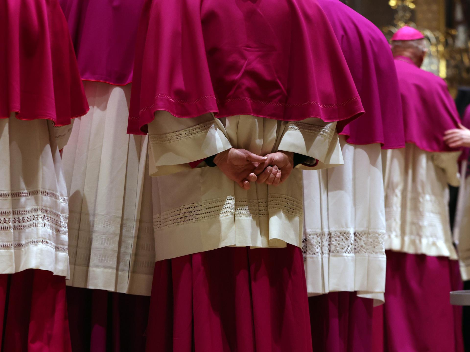 Bischöfe stehen vor dem Eröffnungsgottesdienst der Bischofskonferenz im Hohen Dom 2024 zusammen.