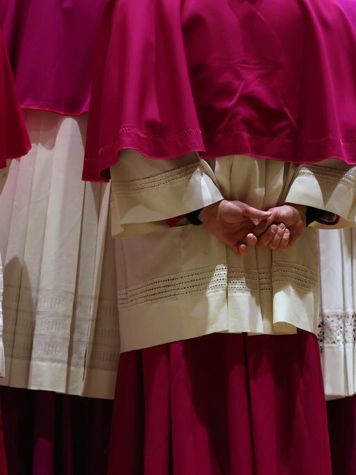 Bischöfe stehen vor dem Eröffnungsgottesdienst der Bischofskonferenz im Hohen Dom 2024 zusammen.