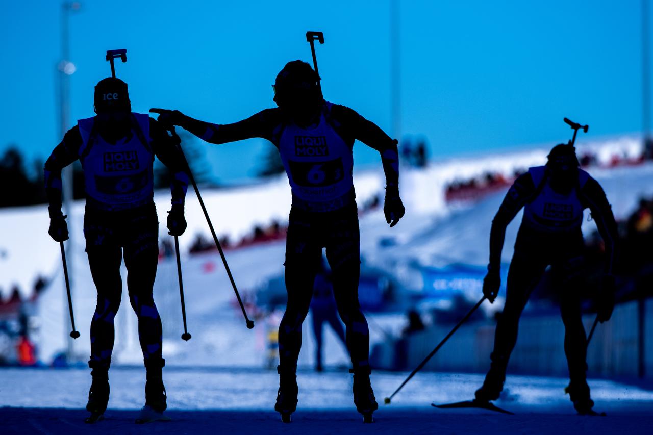 Staffelwechsel von Sturla Holm Laegreid (Norwegen, #6-3) auf Johannes Thingnes Boe (Norwegen, #6-4) bei der Biathlon-WM in Oberhof.