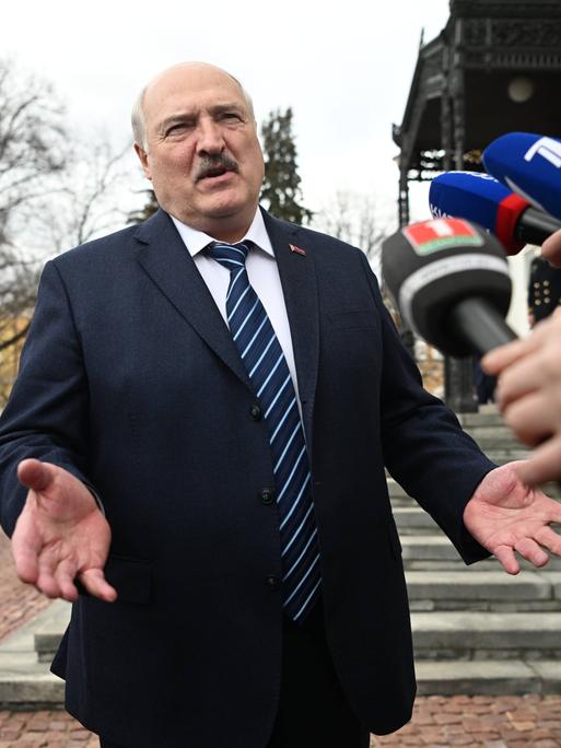 Der belarussische Päsident Alexander Lukaschenko steht am 12.04.2024 vor Medienvertretern und spricht in Mikrofone t