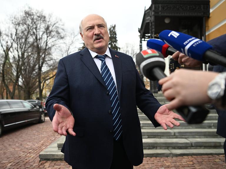 Der belarussische Päsident Alexander Lukaschenko steht am 12.04.2024 vor Medienvertretern und spricht in Mikrofone t