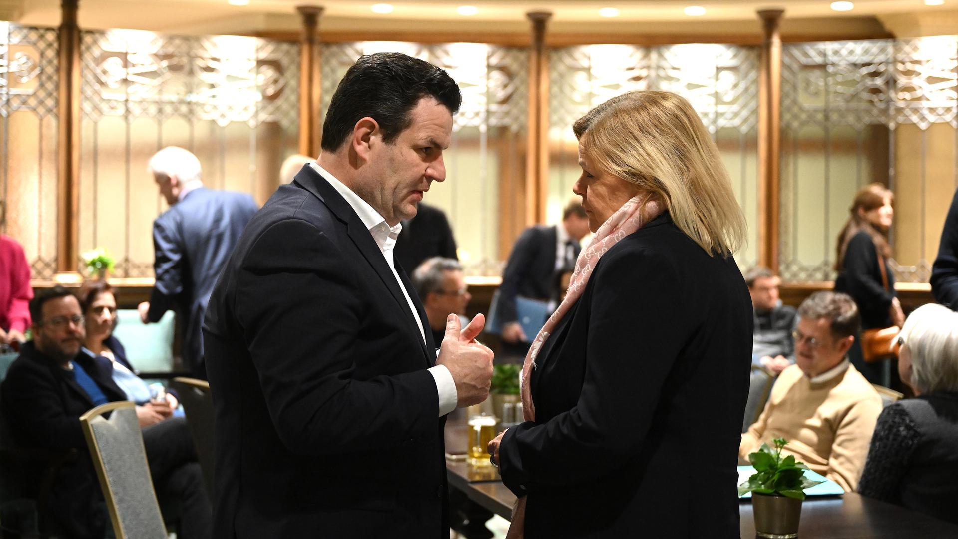 Bundesarbeitsminister Heil und Bundesinnenministerin Faeser unterhalten sich bei einem Arbeitsbesuch in Kanada. Bundesarbeitsminister Heil und Bundesinnenministerin Faeser unterhalten sich bei einem Arbeitsbesuch in Kanada.