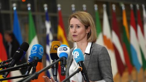 Kaja Kallas, EU-Außenbeauftragte, spricht mit den Medien.