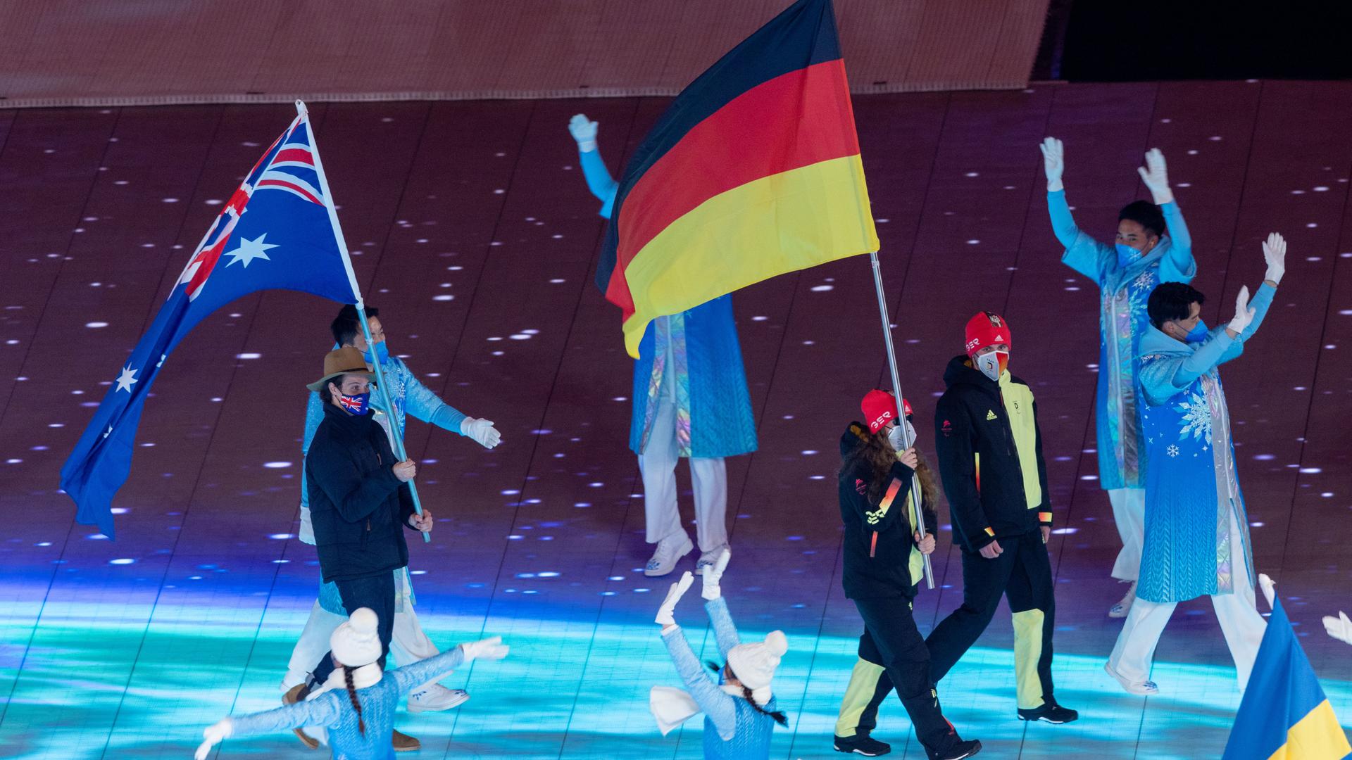Leonie Walter und ihr Führer Pirmin Strecker tragen die deutsche Fahne zur Abschluss-Feier ins Olympiastadion. 
