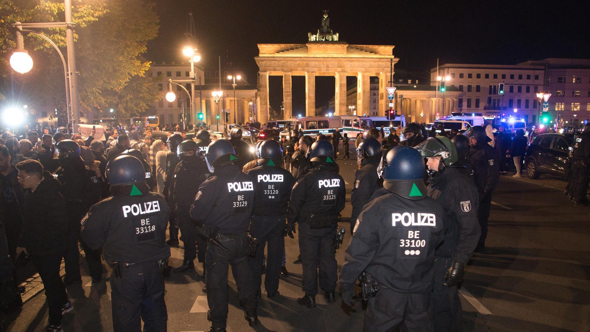 Palästinenser sowie deren Unterstützer streiten sich mit der Polizei vor dem Brandenburger Tor.  