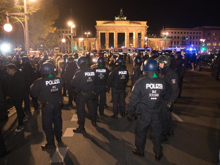 Palästinenser sowie deren Unterstützer streiten sich mit der Polizei vor dem Brandenburger Tor.  
