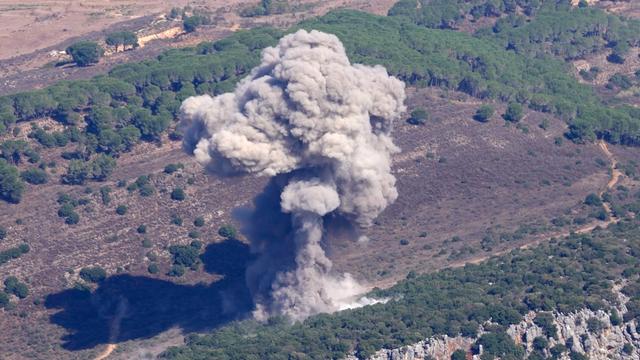 Libanon, Mardsch Uyun: Rauch steigt während eines israelischen Luftangriffes auf. 