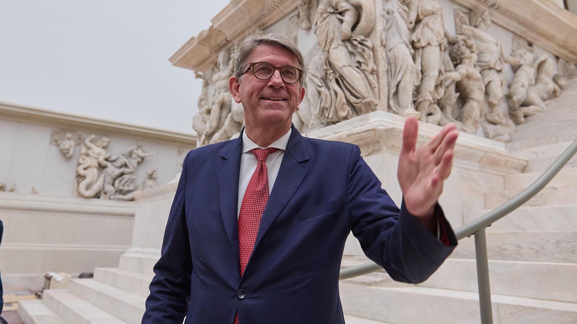 Kulturstaatsminister Wolfram Weimer gestikuliert beim Pressetermin zur Besichtigung der Grundinstandsetzung und Ergänzung des Pergamonmuseums in Berlin vor einem antiken Relief.