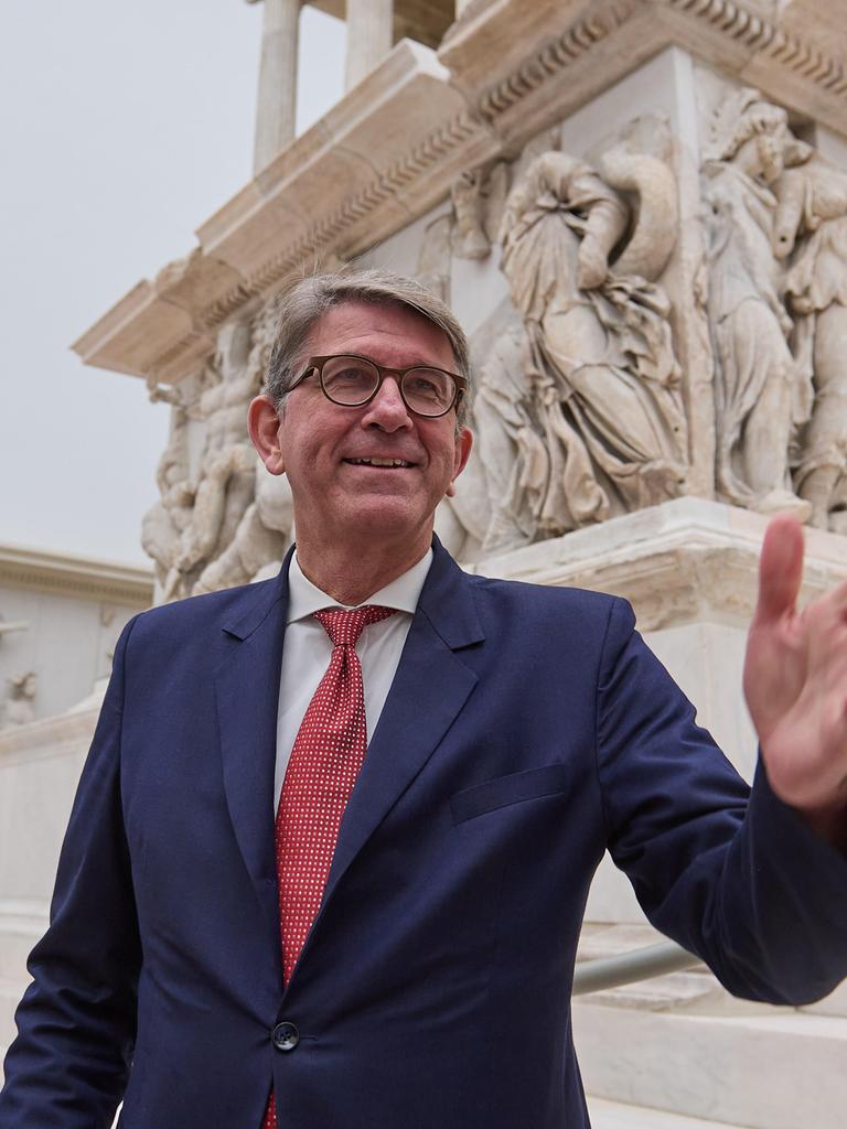 Kulturstaatsminister Wolfram Weimer gestikuliert beim Pressetermin zur Besichtigung der Grundinstandsetzung und Ergänzung des Pergamonmuseums in Berlin vor einem antiken Relief.