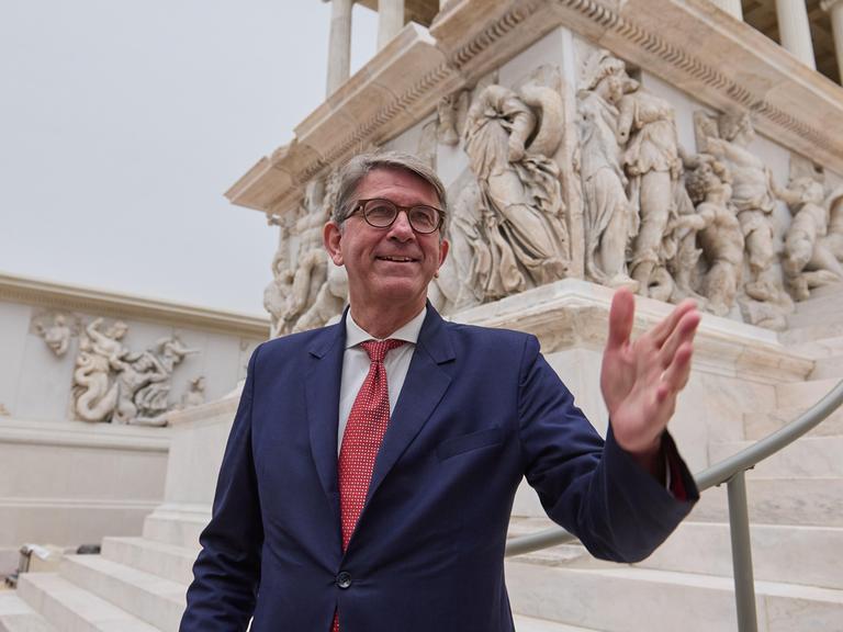 Kulturstaatsminister Wolfram Weimer gestikuliert beim Pressetermin zur Besichtigung der Grundinstandsetzung und Ergänzung des Pergamonmuseums in Berlin vor einem antiken Relief.