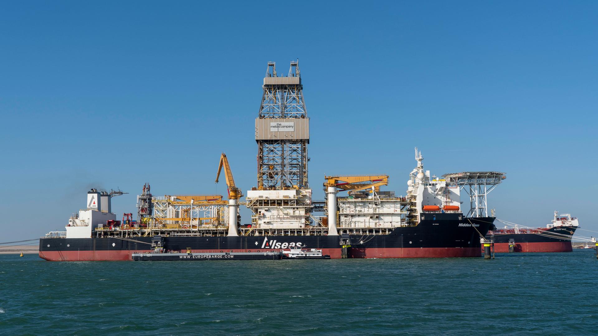 Das Bohrschiff Hidden Gem der Metals Company wird im Seehafen von Rotterdam umgebaut. Das Bohrschiff Hidden Gem der Metals Company wird im Seehafen von Rotterdam umgebaut.