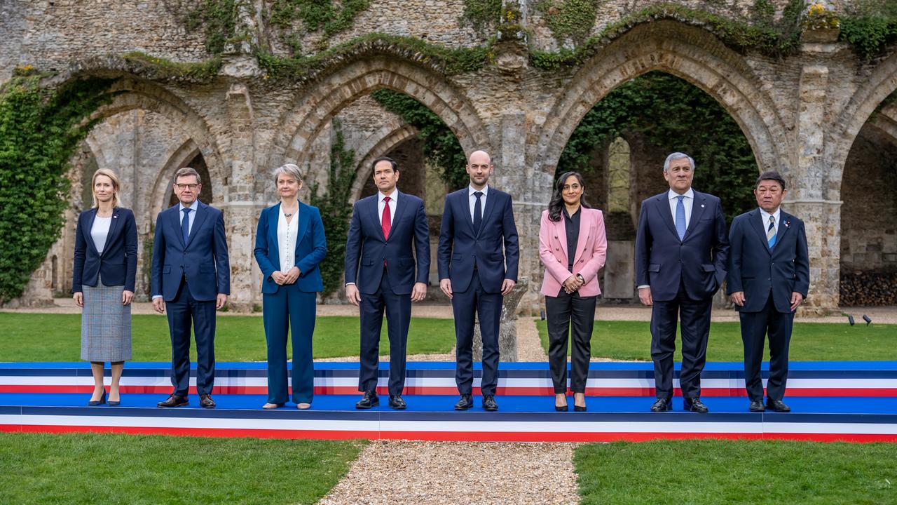 Außenminister Wadephul steht beim Familienfoto neben seinen Amtskollegen Kallas, Anand (Kanada), Tajani (Italien), Takeshi Iwaya (Japan), Rubio (USA), Barrot (Frankreich) und Cooper (Großbritannien). Außenminister Wadephul steht beim Familienfoto neben seinen Amtskollegen Kallas, Anand (Kanada), Tajani (Italien), Takeshi Iwaya (Japan), Rubio (USA), Barrot (Frankreich) und Cooper (Großbritannien).