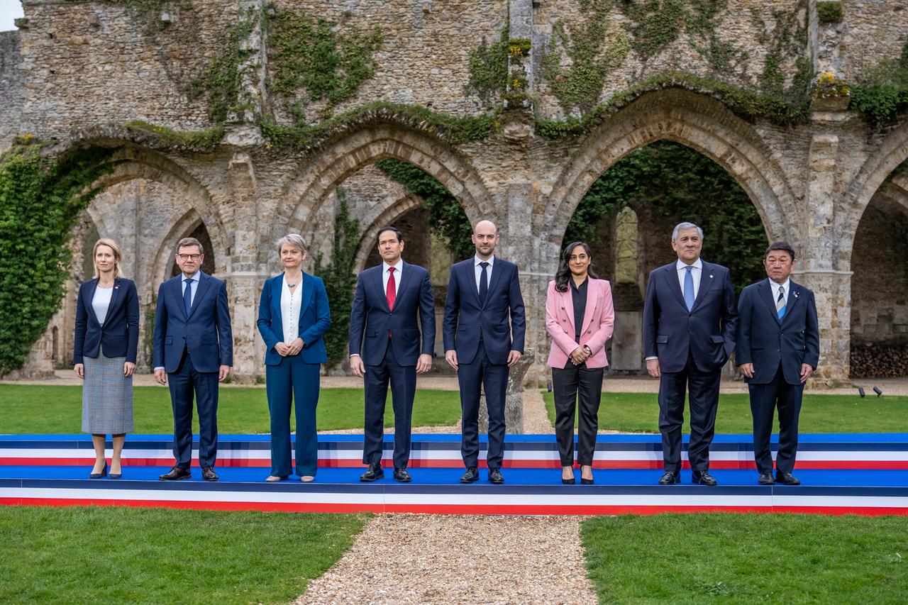 Außenminister Wadephul steht beim Familienfoto neben seinen Amtskollegen Kallas, Anand (Kanada), Tajani (Italien), Takeshi Iwaya (Japan), Rubio (USA), Barrot (Frankreich) und Cooper (Großbritannien).