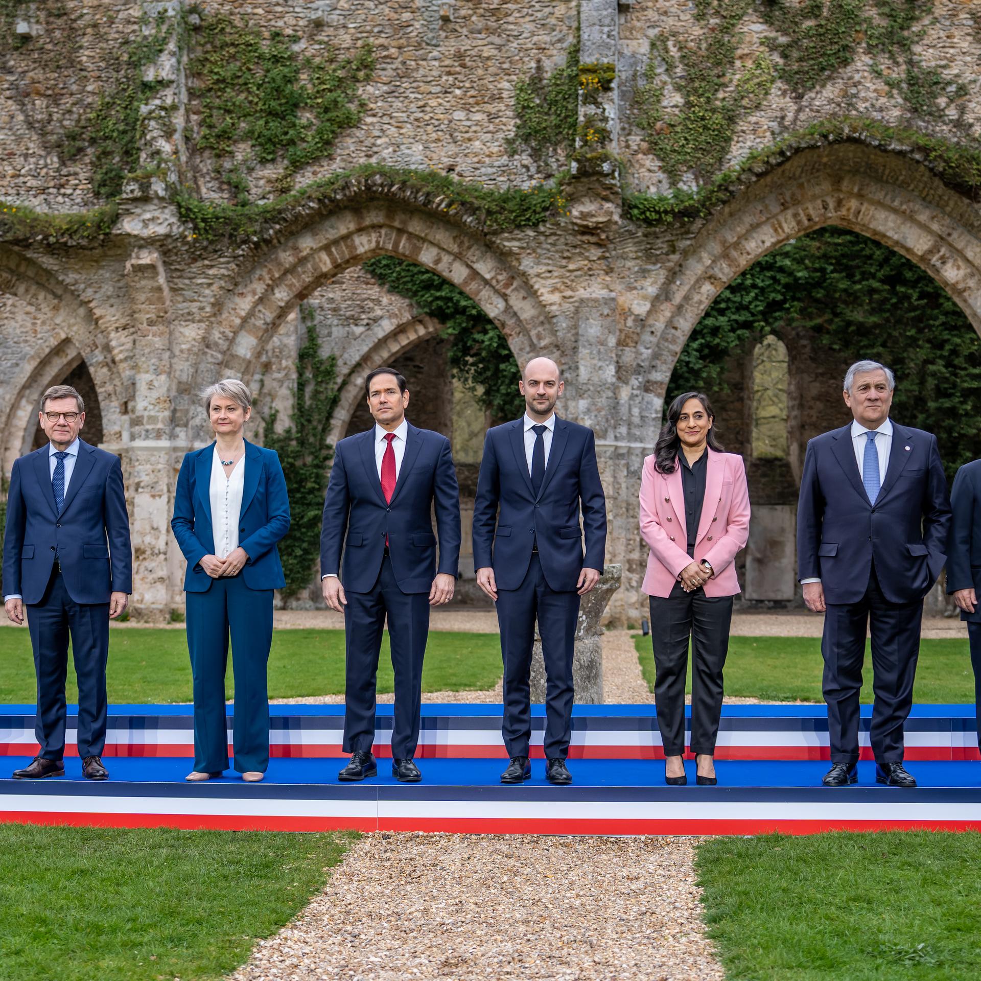 Außenminister Wadephul steht beim Familienfoto neben seinen Amtskollegen Kallas, Anand (Kanada), Tajani (Italien), Takeshi Iwaya (Japan), Rubio (USA), Barrot (Frankreich) und Cooper (Großbritannien).