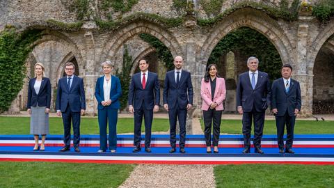 Außenminister Wadephul steht beim Familienfoto neben seinen Amtskollegen Kallas, Anand (Kanada), Tajani (Italien), Takeshi Iwaya (Japan), Rubio (USA), Barrot (Frankreich) und Cooper (Großbritannien).