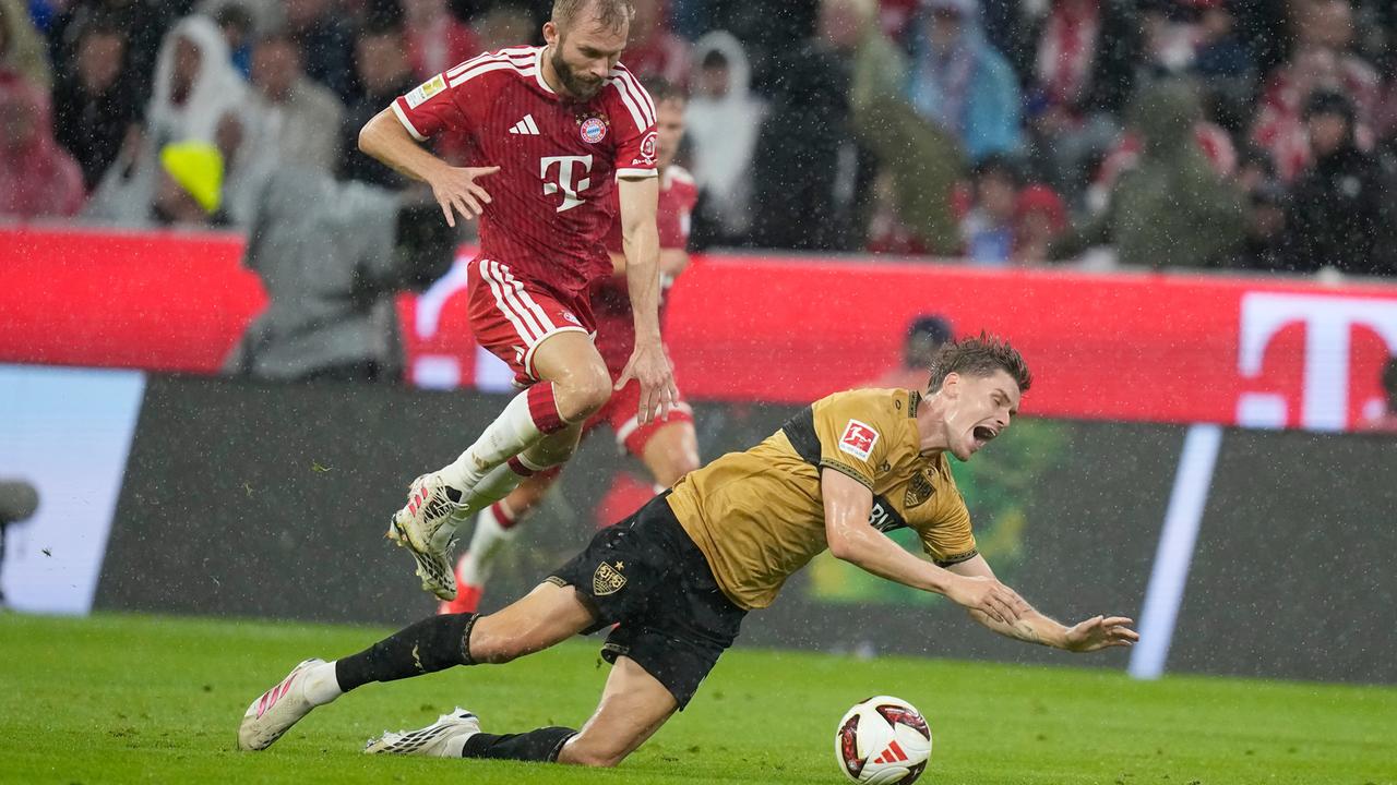 Zwei Fußballspieöer kämpfen um den Ball. 