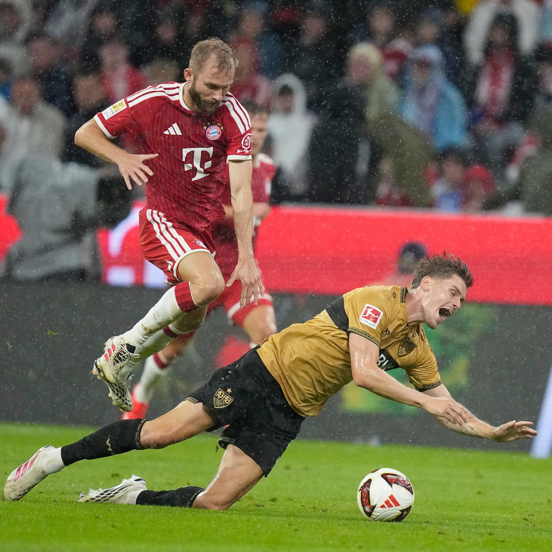 Zwei Fußballspieöer kämpfen um den Ball. 
