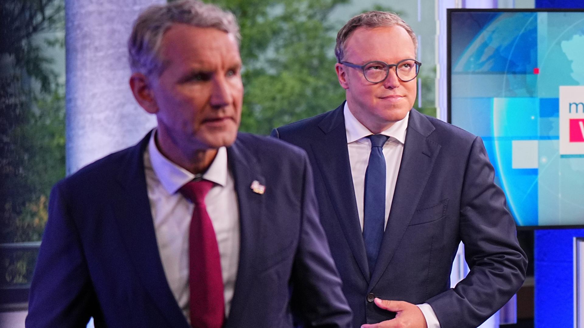 Mario Voigt (CDU, M), Vorsitzender der CDU in Thüringen und Spitzenkandidat, verlässt in einem Fernsehstudio eine Runde der Spitzenkandidaten neben Björn Höcke (AfD).