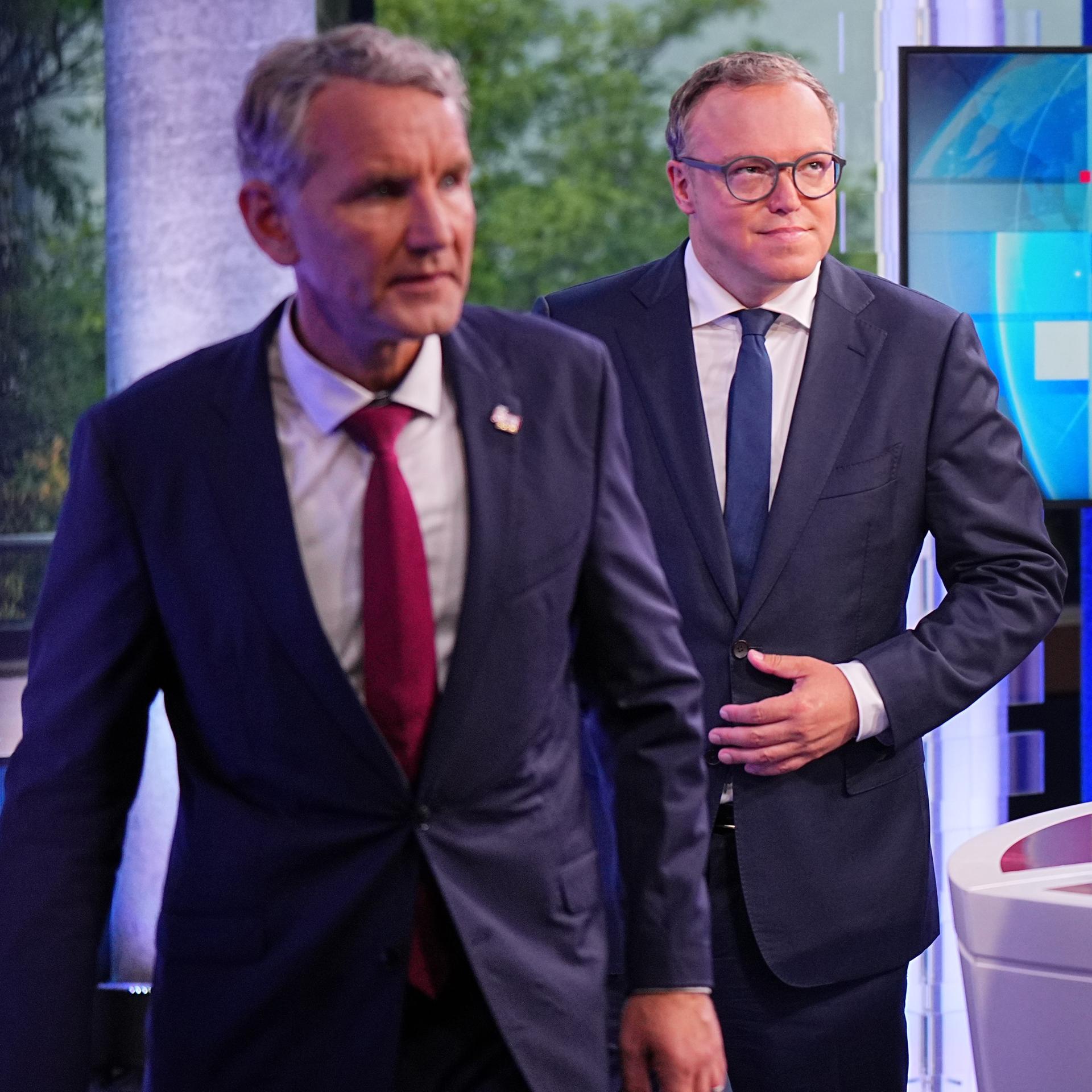 Mario Voigt (CDU, M), Vorsitzender der CDU in Thüringen und Spitzenkandidat, verlässt in einem Fernsehstudio eine Runde der Spitzenkandidaten neben Björn Höcke (AfD).