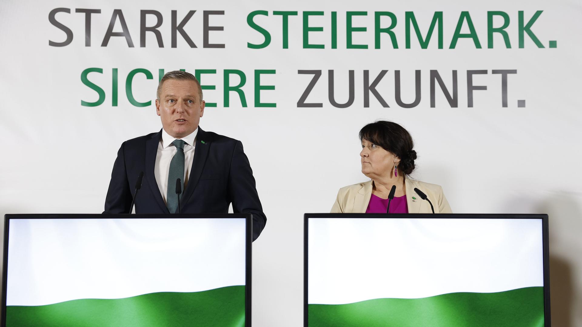 Der designierte Landeshauptmann der Steiermark, Mario Kunasek (FPÖ, l), und die designierte Landeshauptmann-Stellvertreterin Manuela Khom (ÖVP), aufgenommen anlässlich der Präsentation der neuen Landesregierung. Der designierte Landeshauptmann der Steiermark, Mario Kunasek (FPÖ, l), und die designierte Landeshauptmann-Stellvertreterin Manuela Khom (ÖVP), aufgenommen anlässlich der Präsentation der neuen Landesregierung.