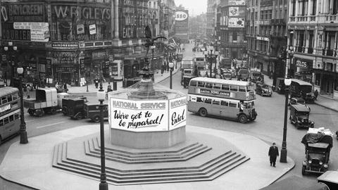 Schwarzweiße Panorama-Ansicht des lebhaften Piccadilly Circus