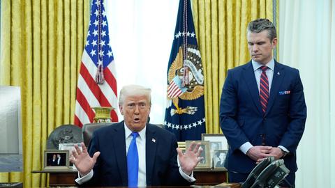 US-Präsident Donald Trump sitzt mit Verteidigungsminister Pete Hegseth im Oval Office. 