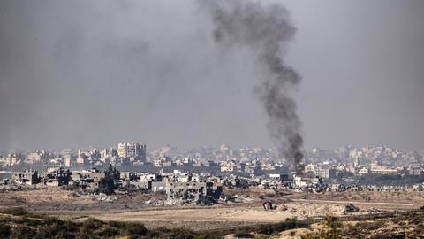 Blick vom israelischen Sderot Richtung Gaza. Rauch steigt auf aus einer völlig zerstörten Wohngegend.