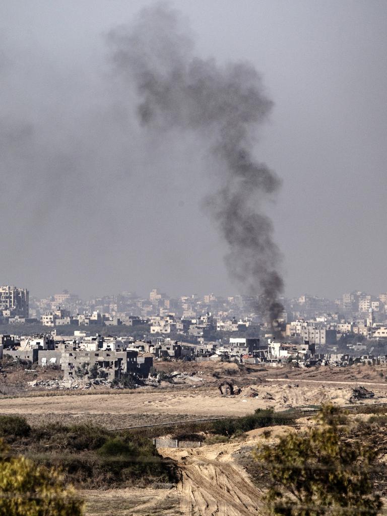 Blick vom israelischen Sderot Richtung Gaza. Rauch steigt auf aus einer völlig zerstörten Wohngegend.