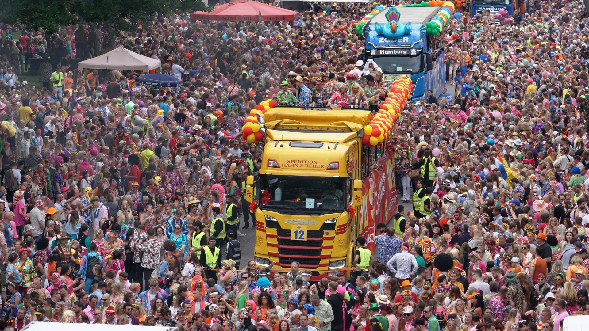 Bilder links und rechts von der Schlagermove-Parade vom 24.-25.5.2024 in der Hamburger Innenstadt. 