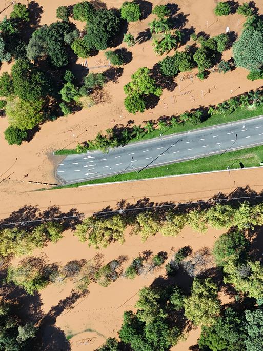 Luftaufnahmen: Eine Autobahn läuft ins Wasser nach den schweren Überschwemmungen. 
