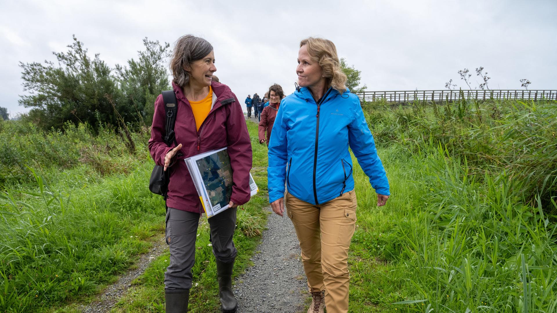 Franziska Tanneberger, links, Moorforscherin, und Bundesumweltministerin Steffi Lemke (Bündnis 90/Die Grünen) besuchen das Paludi-Projekt im Anklamer Moor.