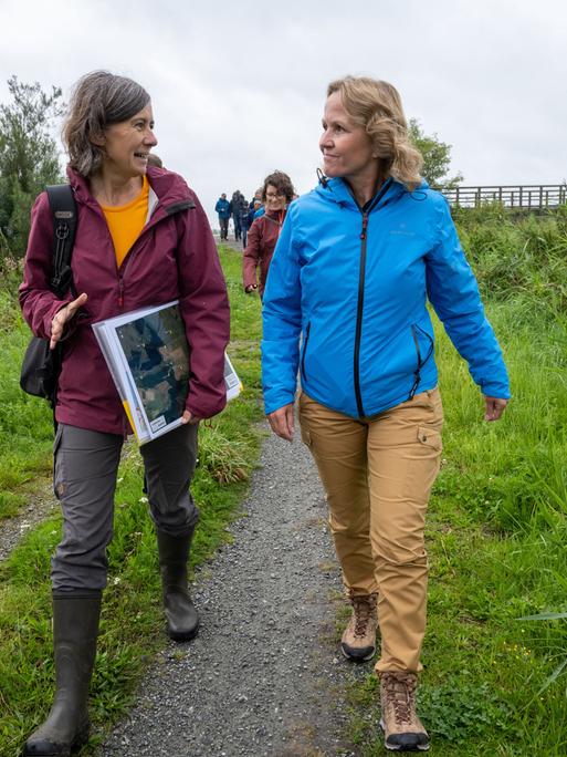 Franziska Tanneberger, links, Moorforscherin, und Bundesumweltministerin Steffi Lemke (Bündnis 90/Die Grünen) besuchen das Paludi-Projekt im Anklamer Moor.