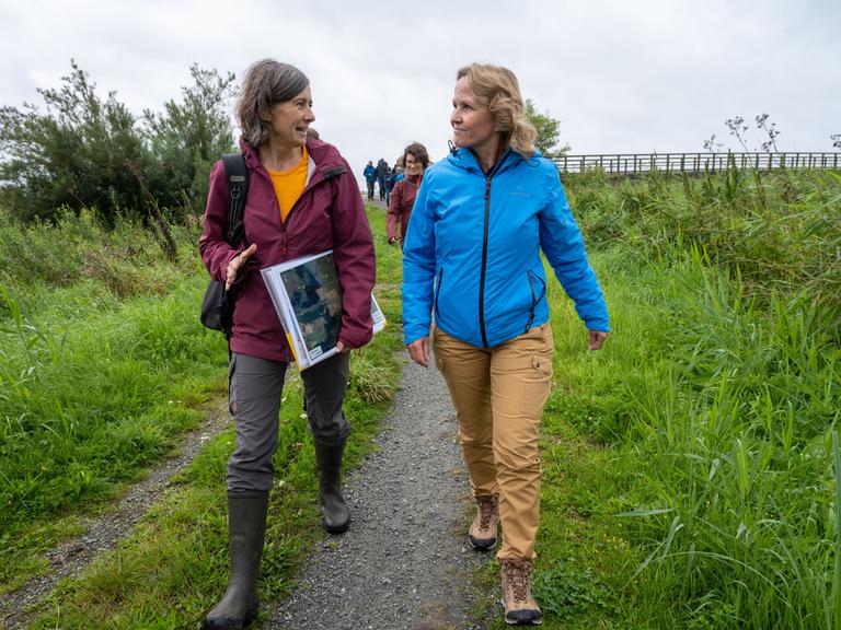 Franziska Tanneberger, links, Moorforscherin, und Bundesumweltministerin Steffi Lemke (Bündnis 90/Die Grünen) besuchen das Paludi-Projekt im Anklamer Moor.