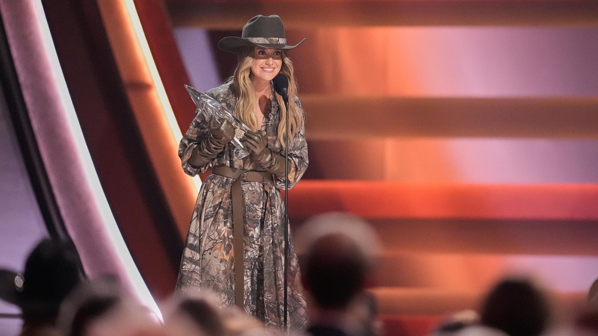 Country-Sängerin Lainey Wilson erhält die Auszeichnung als Entertainerin des Jahres bei den 59. jährlichen Country Music Association Awards.
