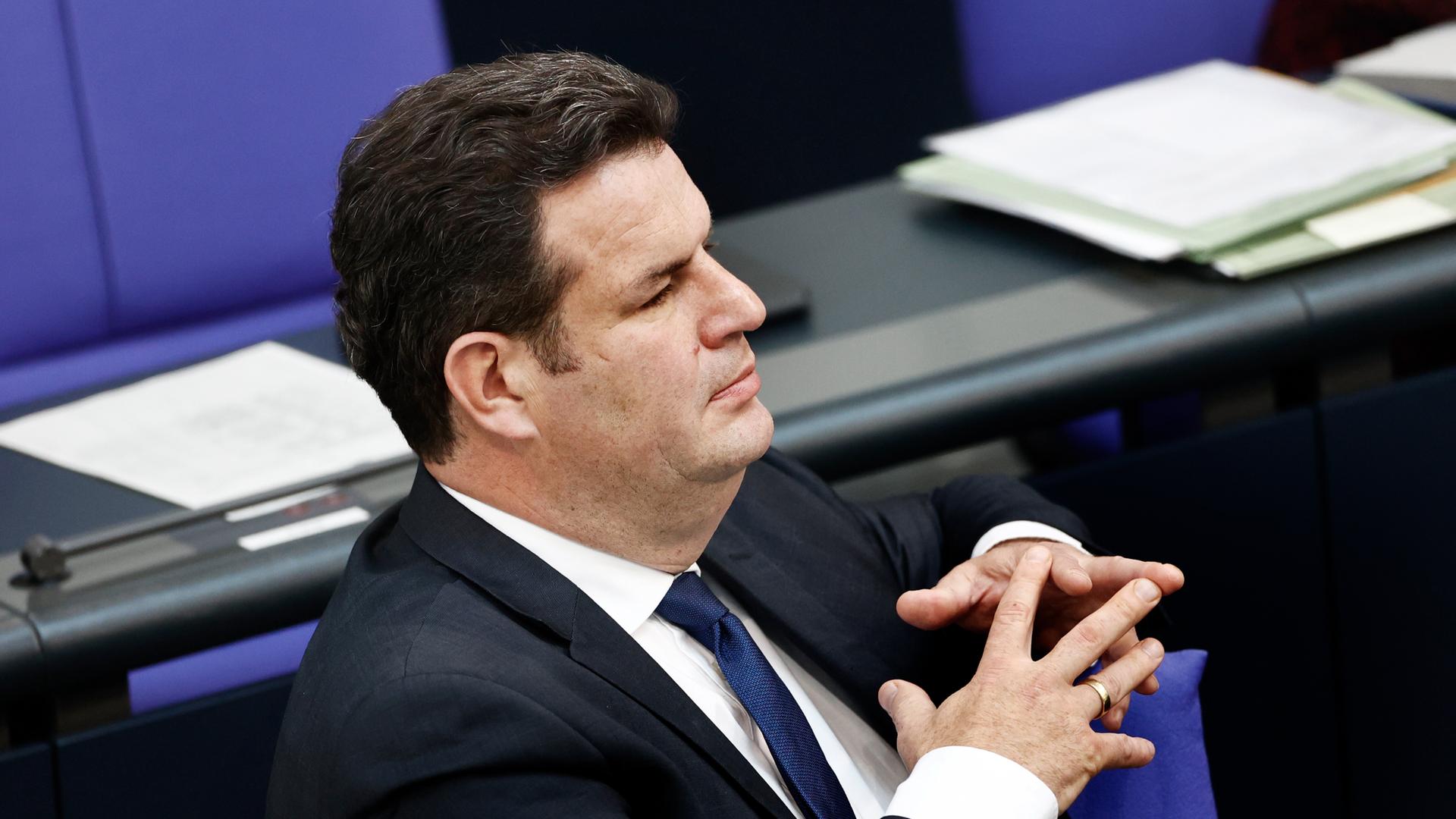 Arbeitsminister Hubertus Heil (SPD) sitzt bei einer Debatte im Bundestag. Arbeitsminister Hubertus Heil (SPD) sitzt bei einer Debatte im Bundestag.