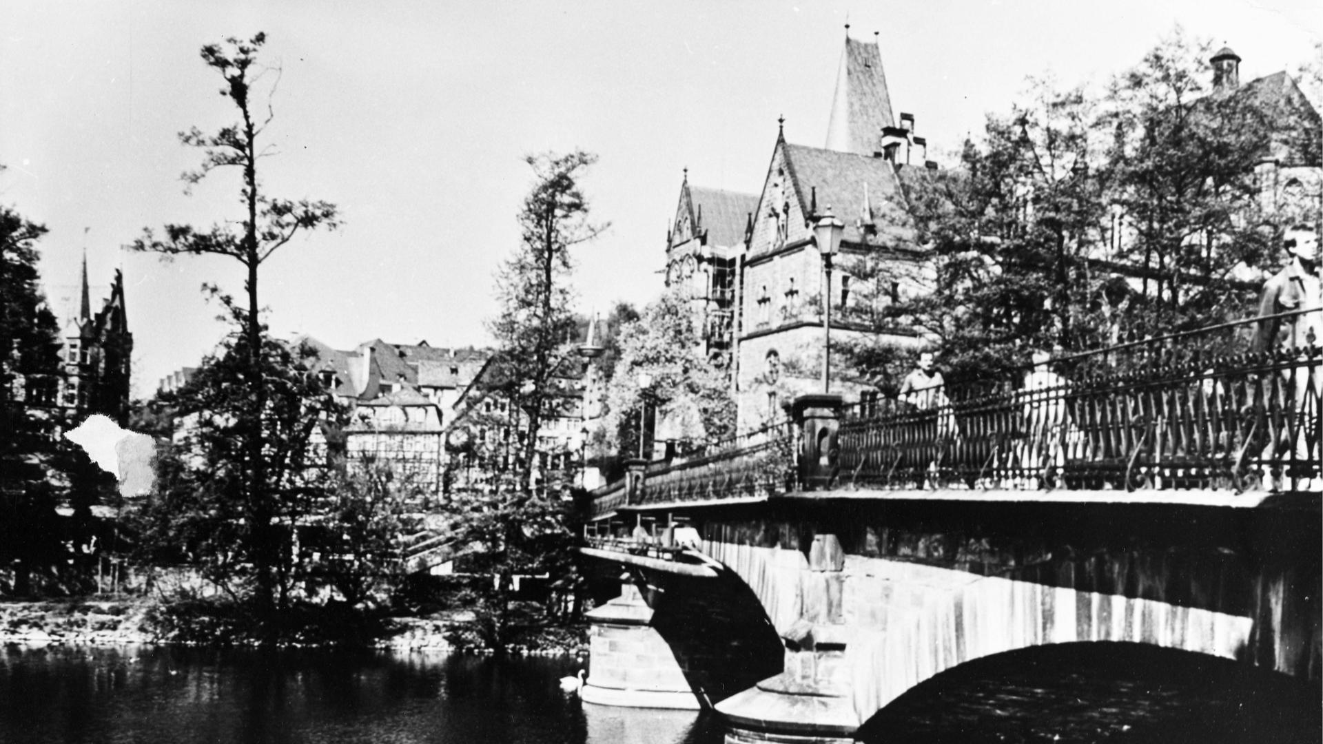 Marburger Universität, im Vordergrund ist eine Brücke über die Lahn zu sehen